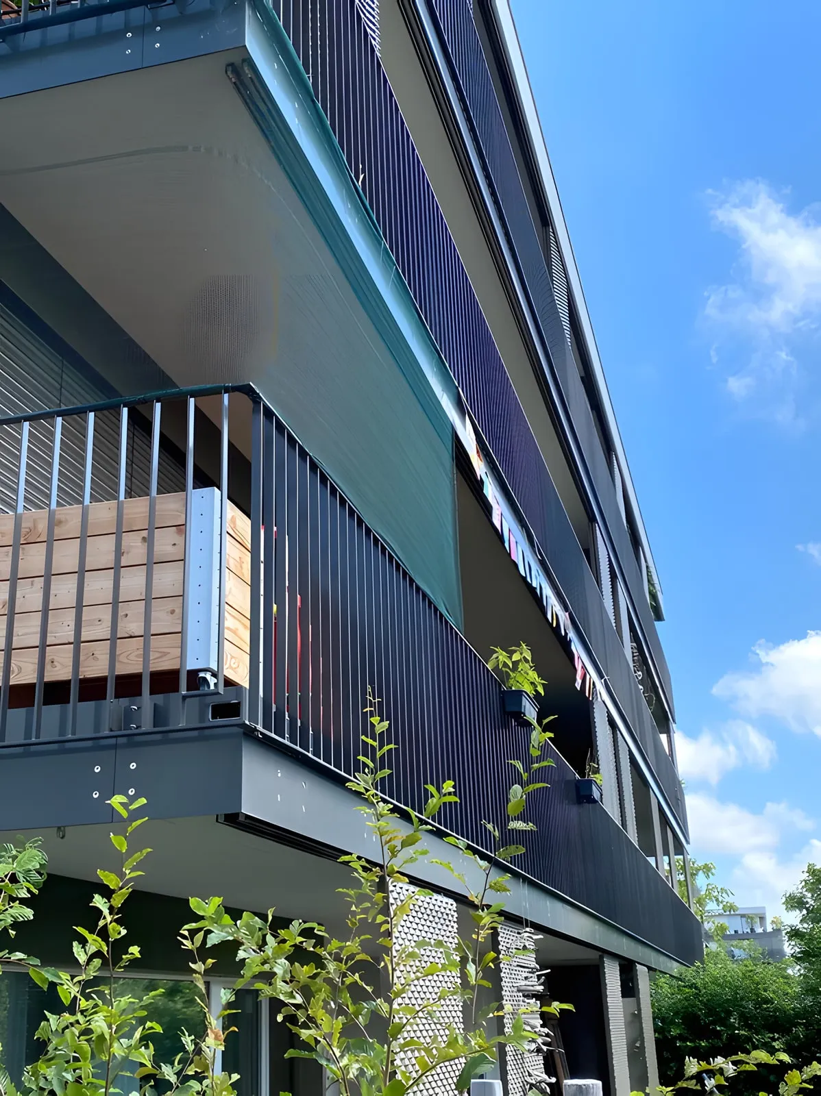 Balkone eines Mehrfamilienhauses mit anthrazitfarbenen Stabgeländern
