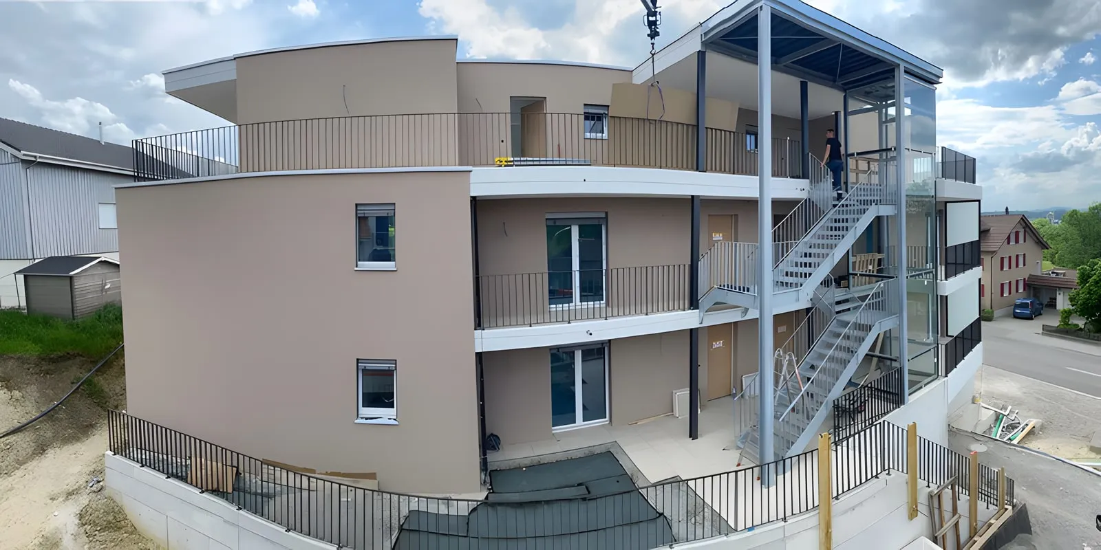 Neubau eines Mehrfamilienhauses mit Aussentreppe aus Stahl und Balkongeländern