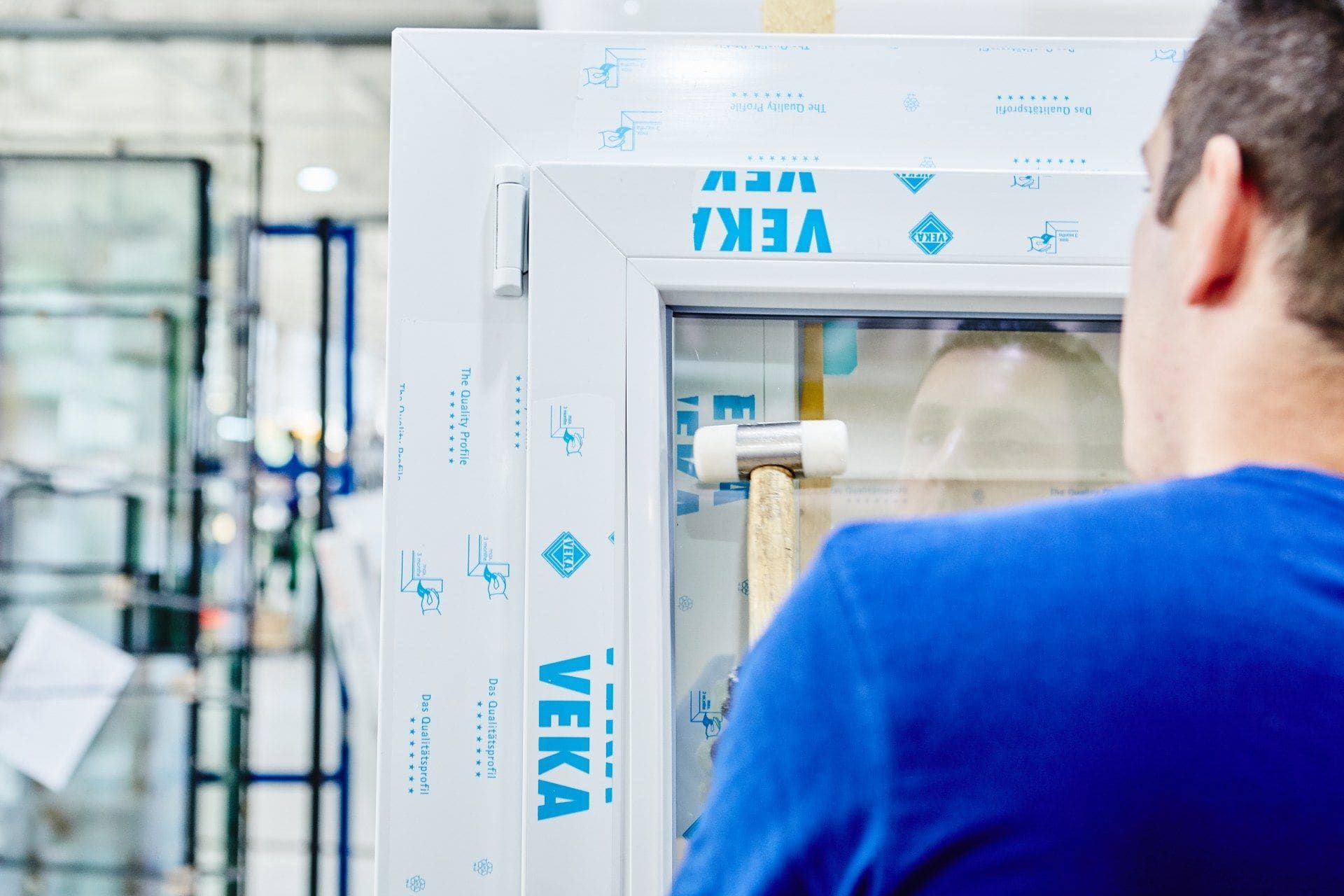 Fachmann prüft einen neuen Fensterrahmen