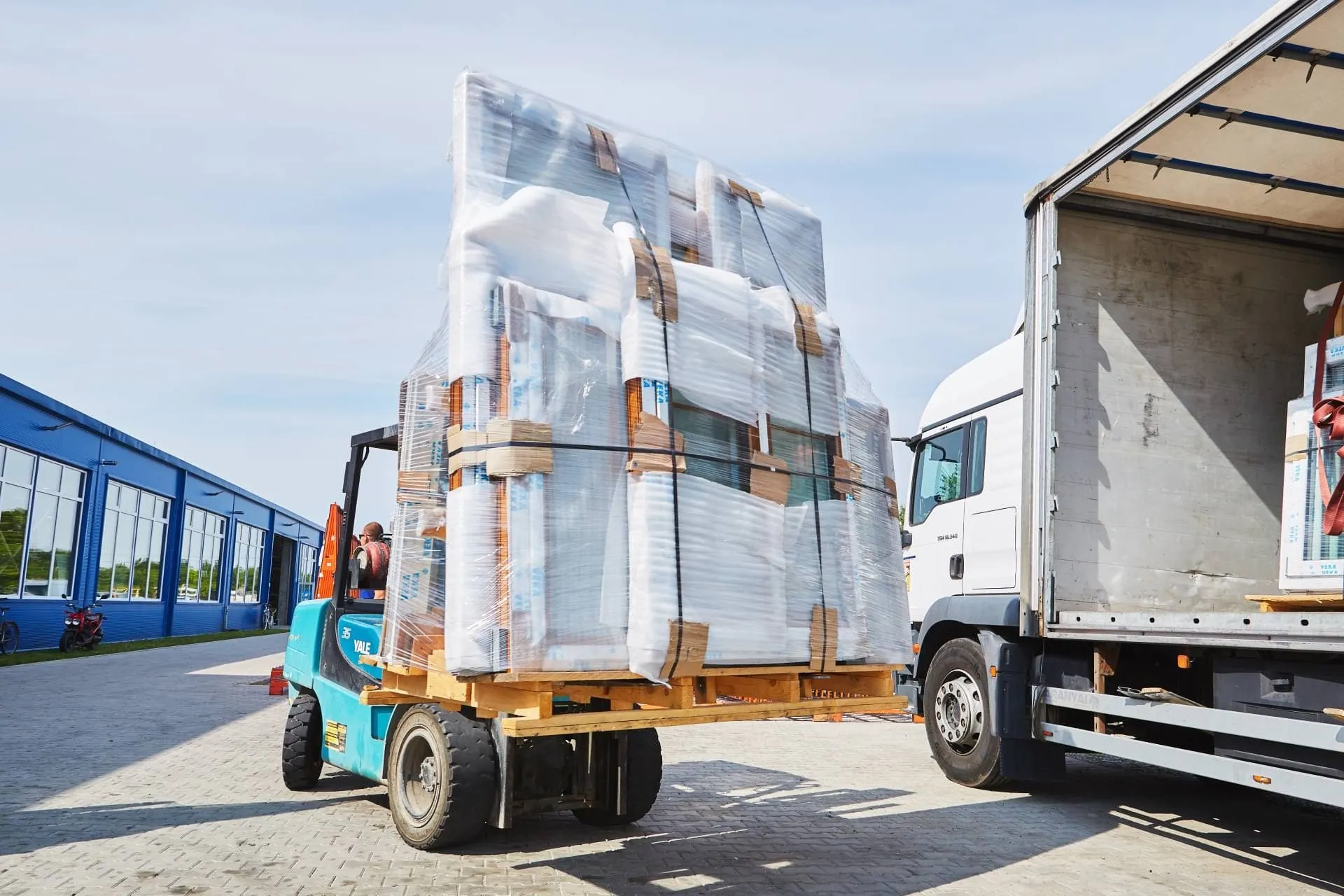 Verpackte Fenster werden für die Lieferung verladen